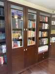 Biblioteczka narożna z ukrytym barkiem