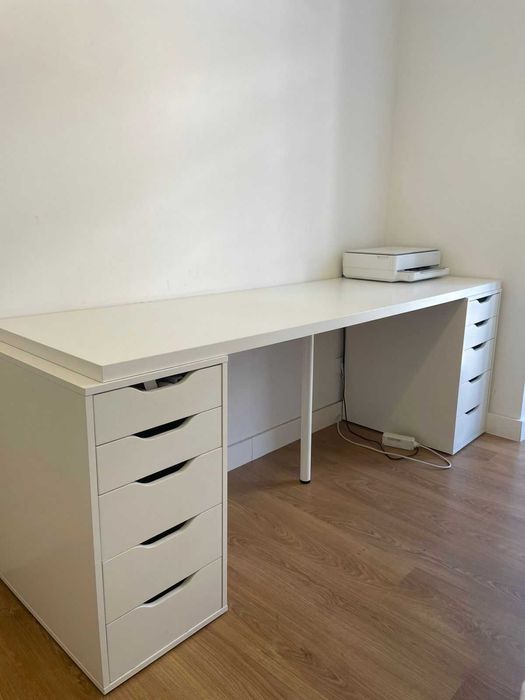 Mesa de escritório branca com gavetas laterais