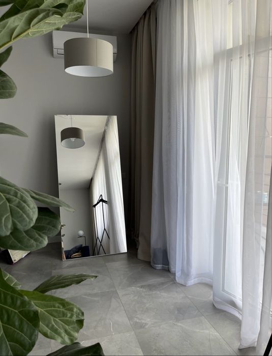 Безрамне дзеркало з ніжкою. Велике підлогове дзеркало без рами