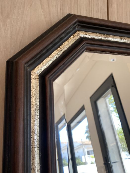 Espelho com moldura de madeira
