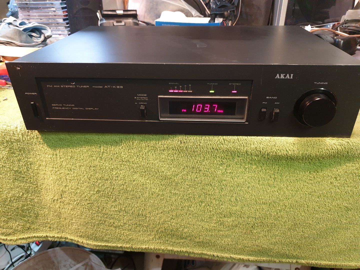 AKAI AT-K33 tuner radiowy stereo z wyświetlaczem cyfrowym.