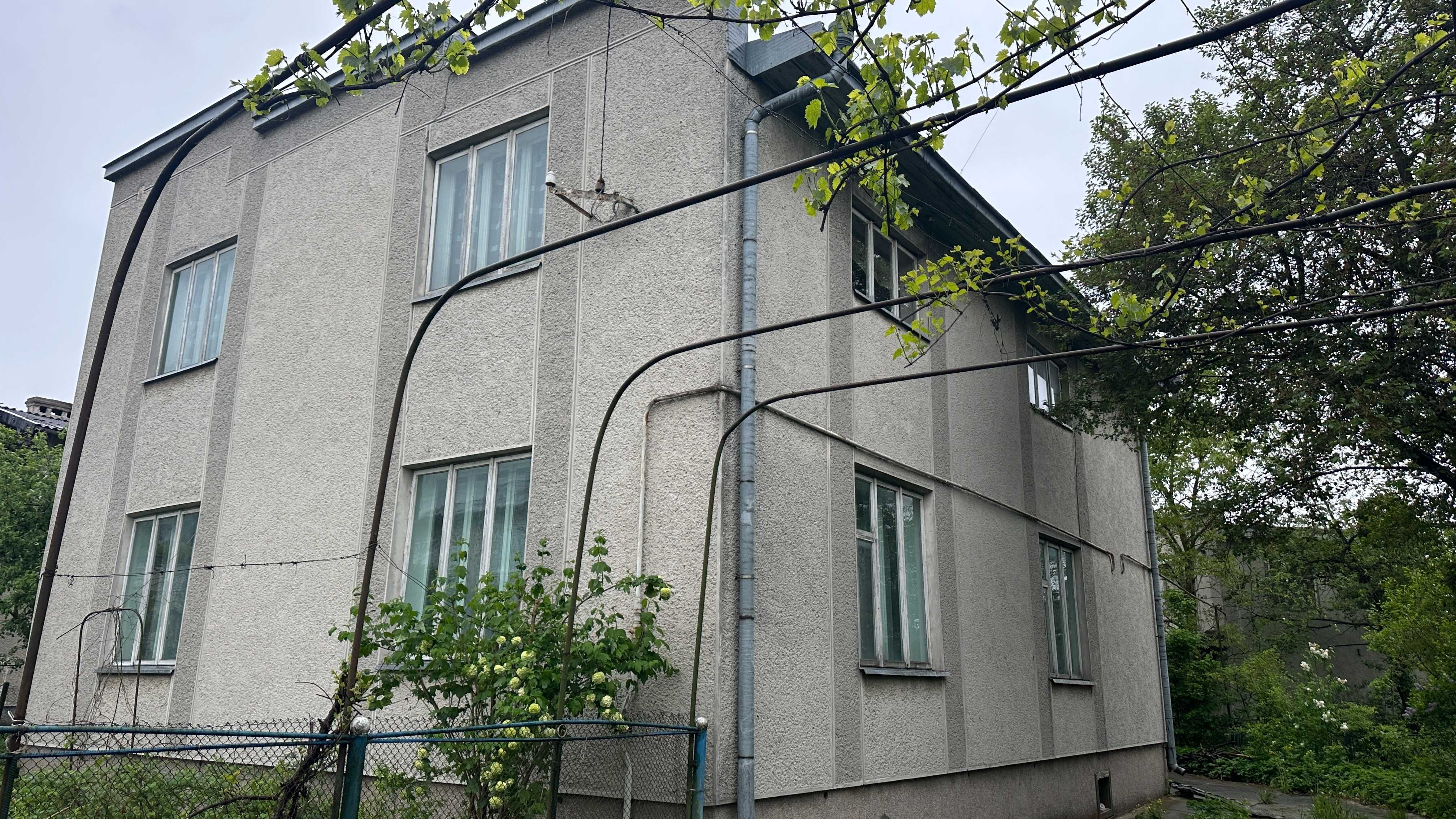 Цегл. Будинок із землею(13 сот. комунікації)під забудову в с. Угорники