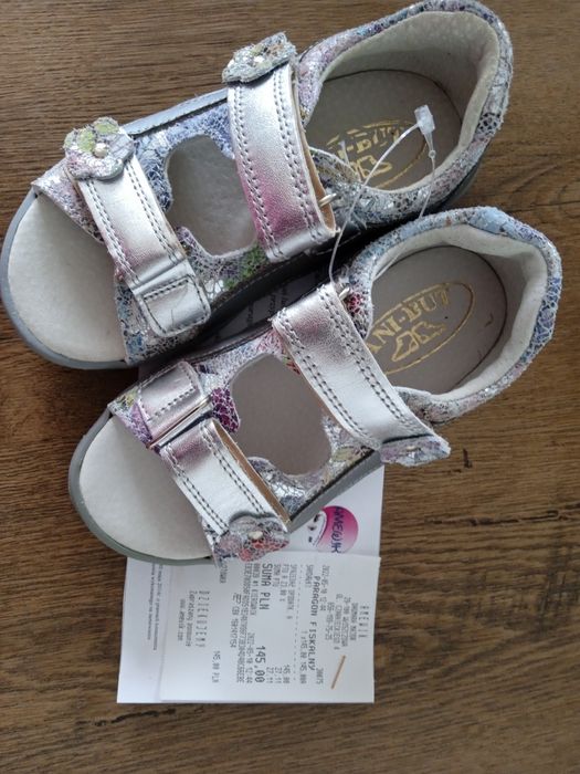 Nowe skórzane sandałki dla dziewczynki rozmiar 26