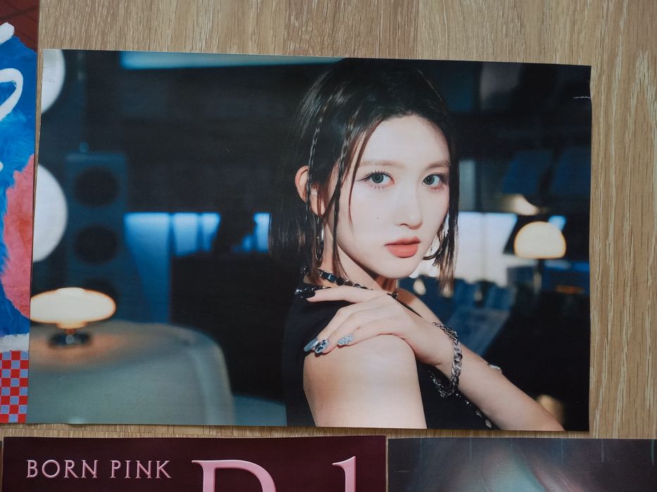 Плакати з k-pop гуртами