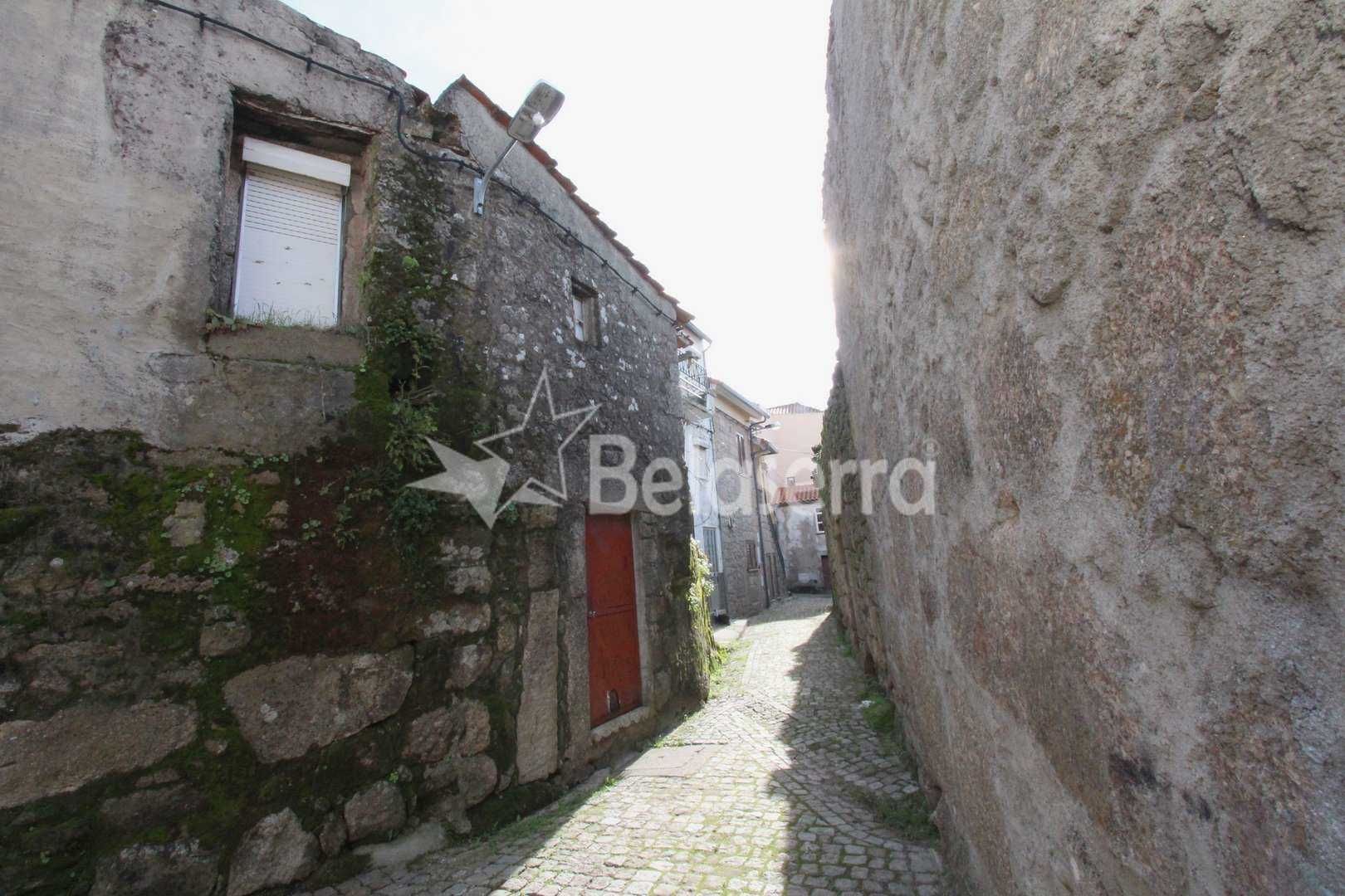 Casa de habitação em granito para reconstruir - Santa Marinha -Seia