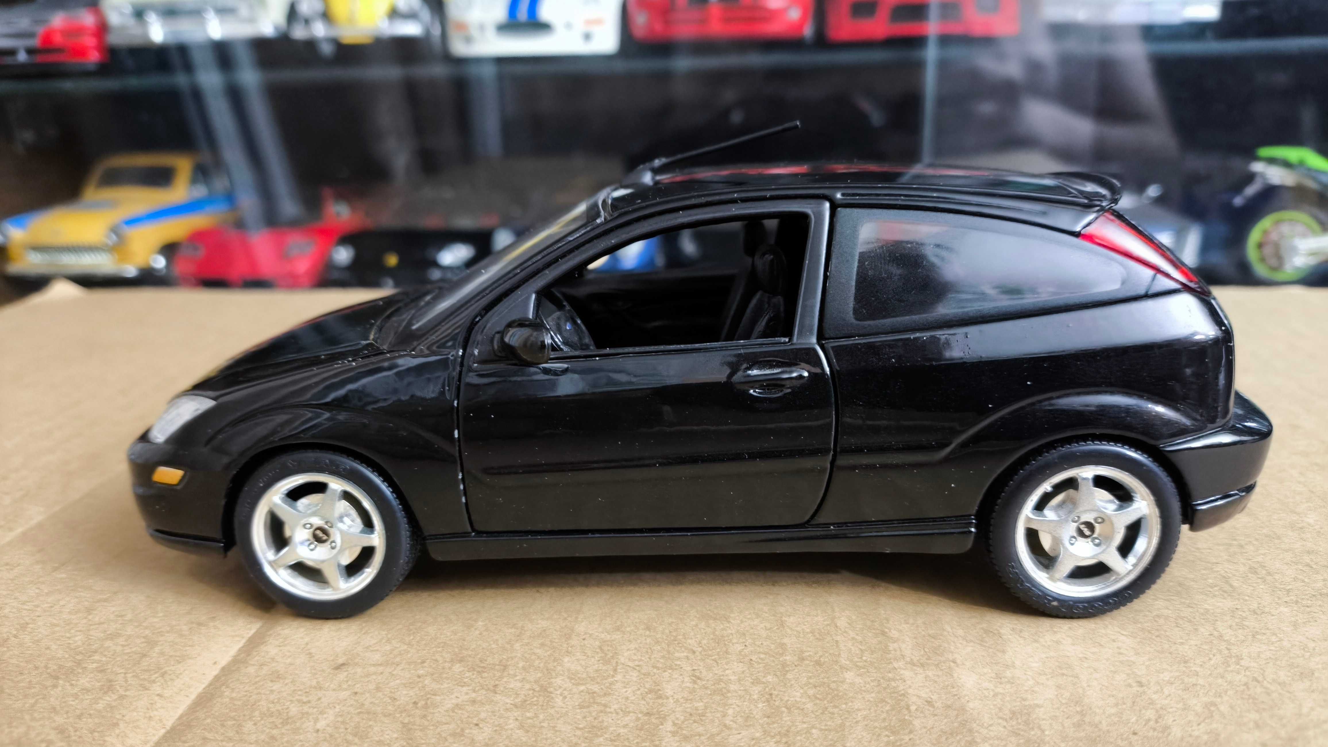 Машинка, модель, іграшка 1/24 Ford Focus SVT Maisto