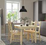 Mesa IKEA com cadeiras