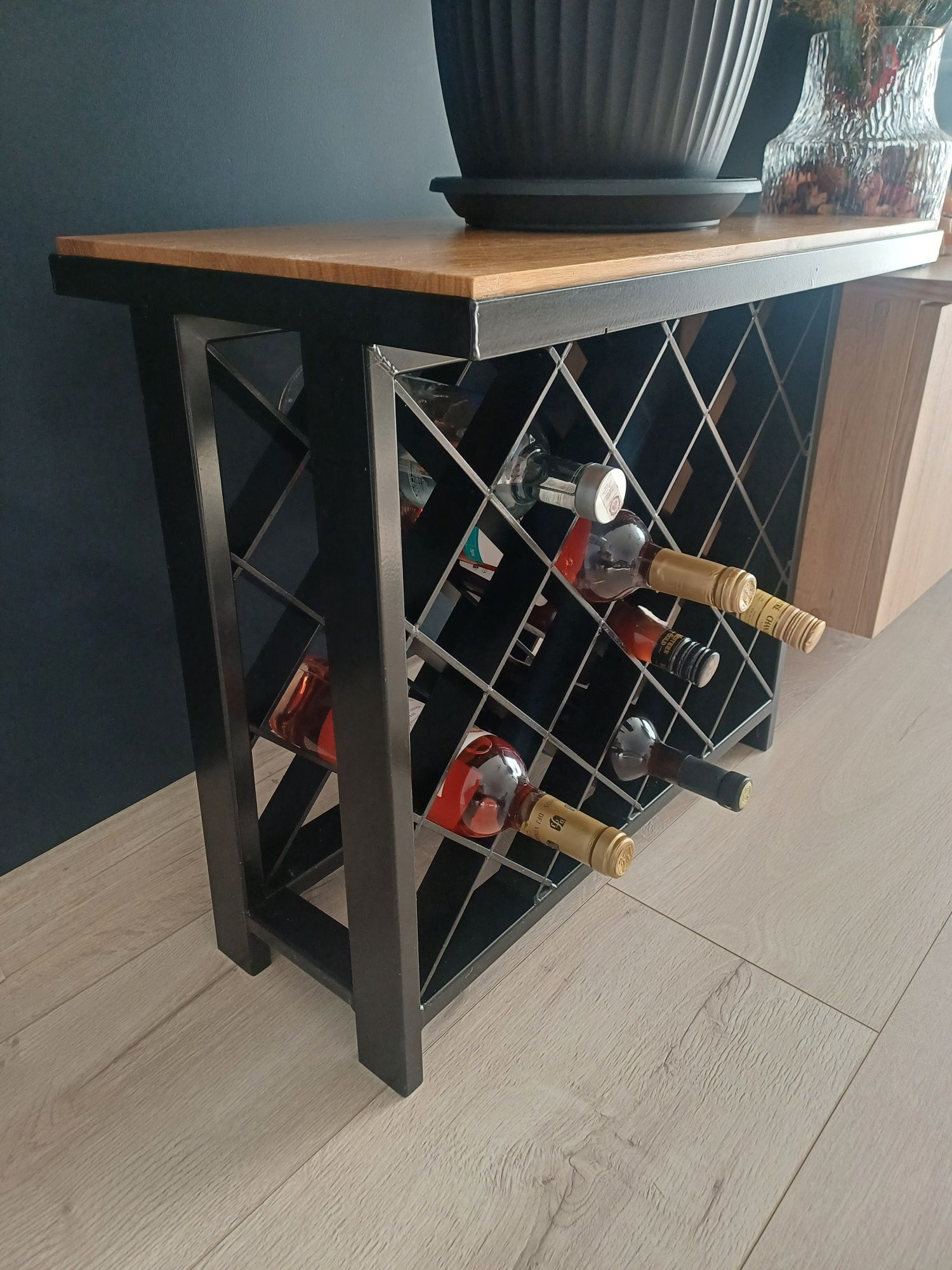 Stolik na wino loftowy