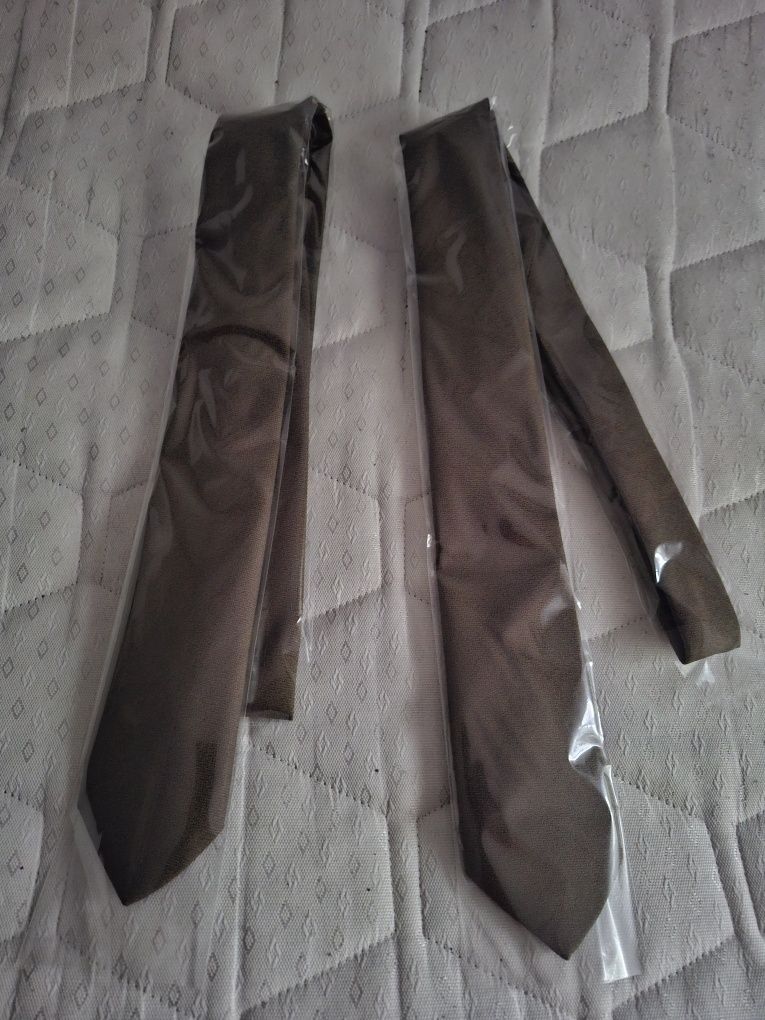 Krawat wojskowy khaki.