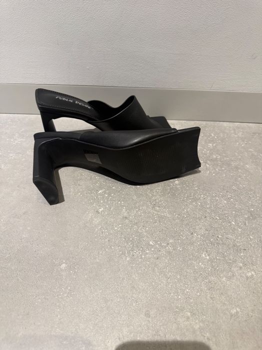 Жіночі шльопанці на каблуку