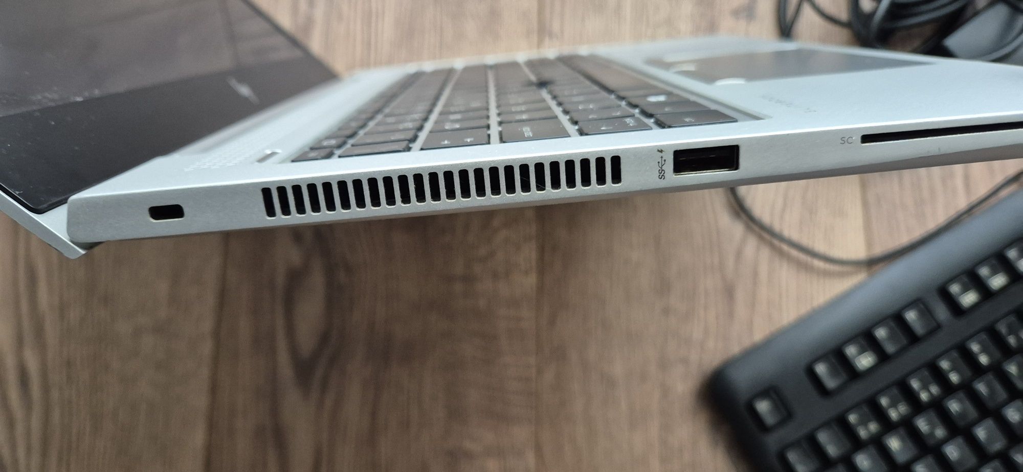 Portatil e monitor HP, com oferta de rato e teclado com fios.