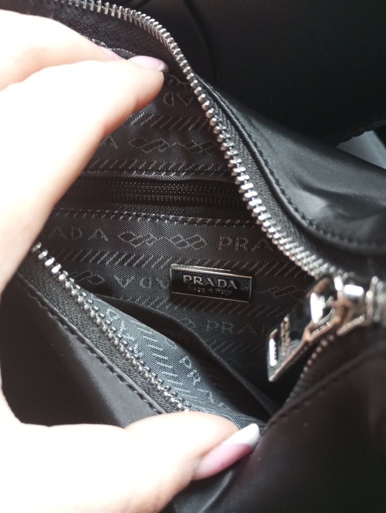 Сумка Prada Re-Edition 2005