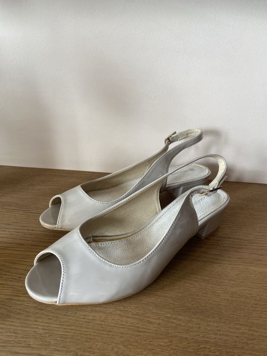 Beżowe buty na obcasie sandałki