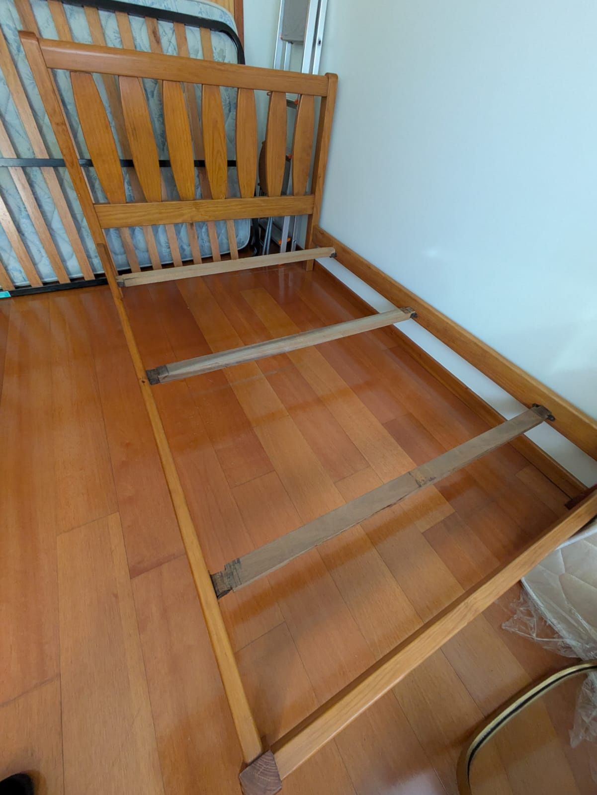 Cama de corpo e meio em pinho com colchão