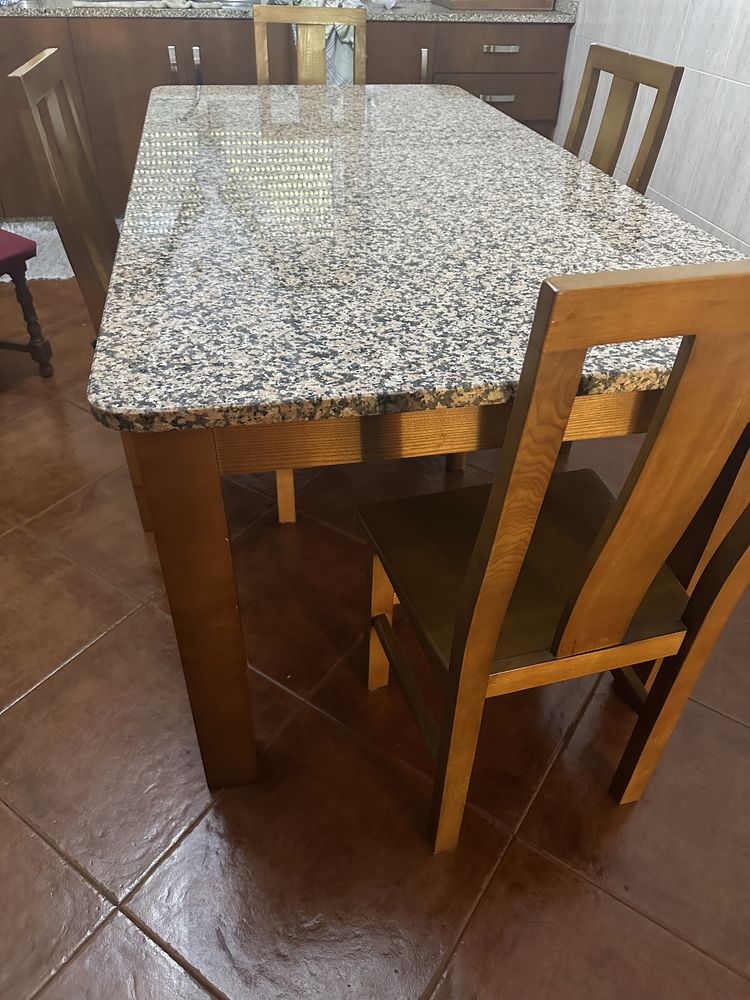 Mesa com 8 cadeiras