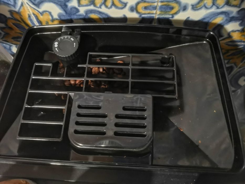 Máquina de café com moedor Delongui Magnífica S como nova com caixa