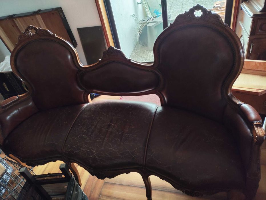 Sofá e poltronas madeira e pele