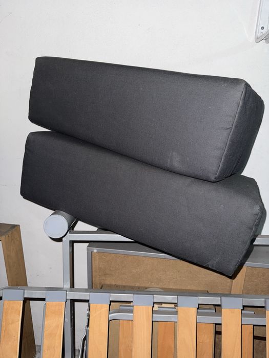 Sofa/Cama com colchao e almofadas