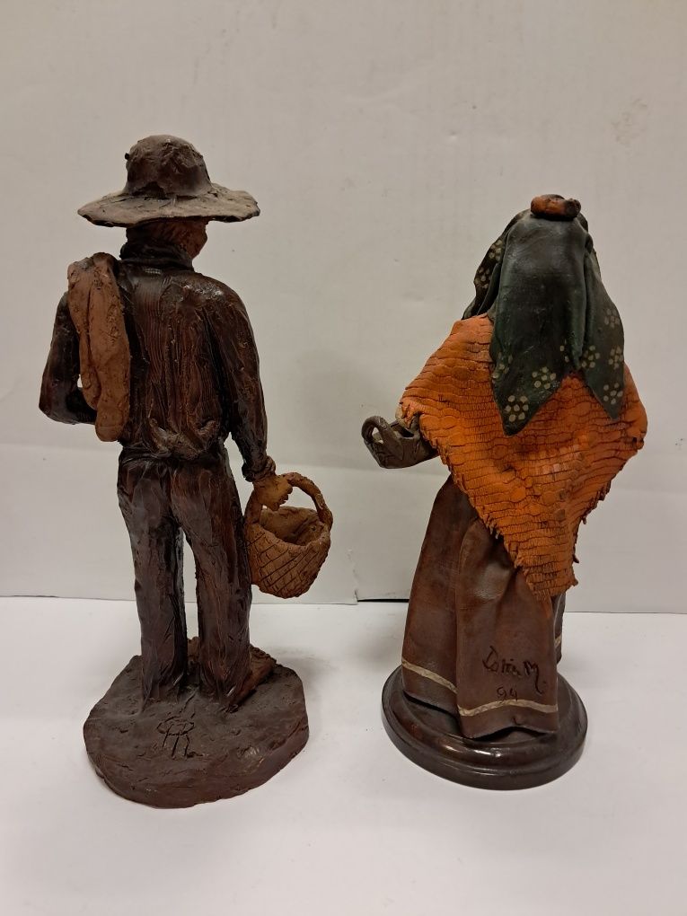 Par de figuras em barro
