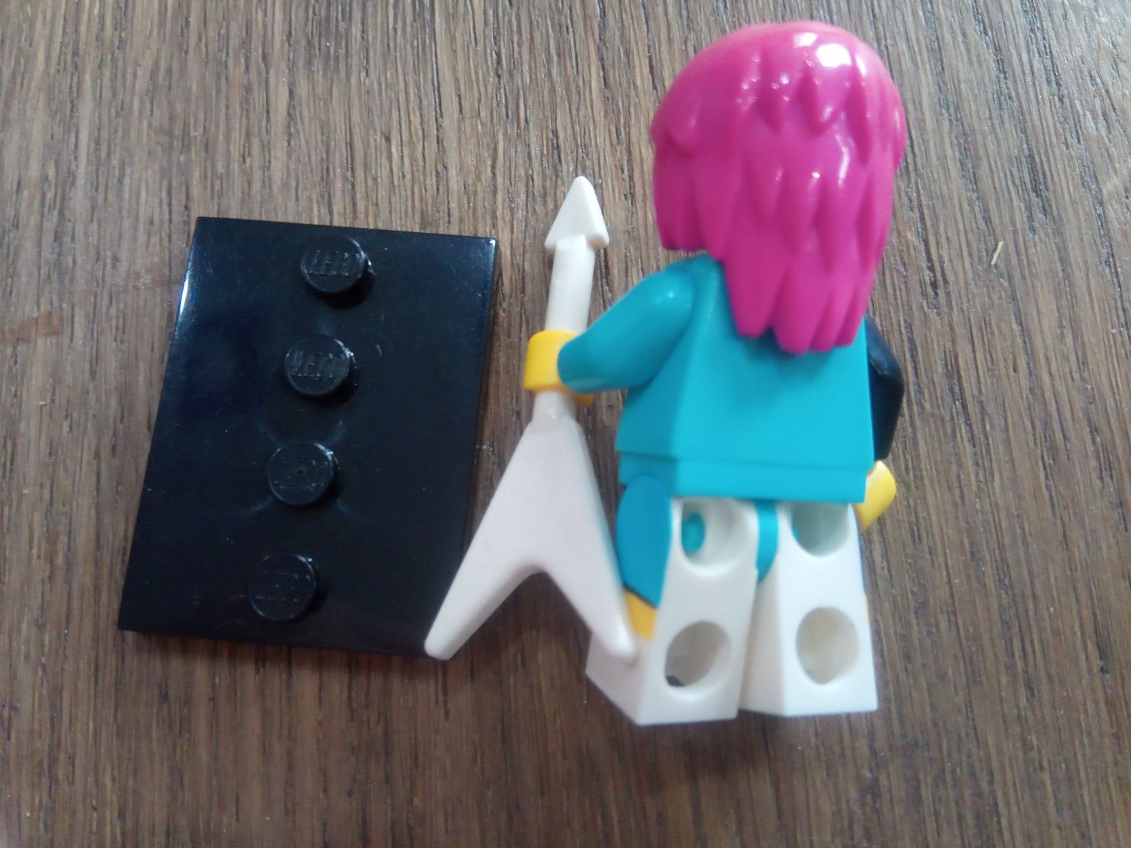 Figurka LEGO seria 7 Rocker Girl Nuovo gitara rockowa dziewczyna