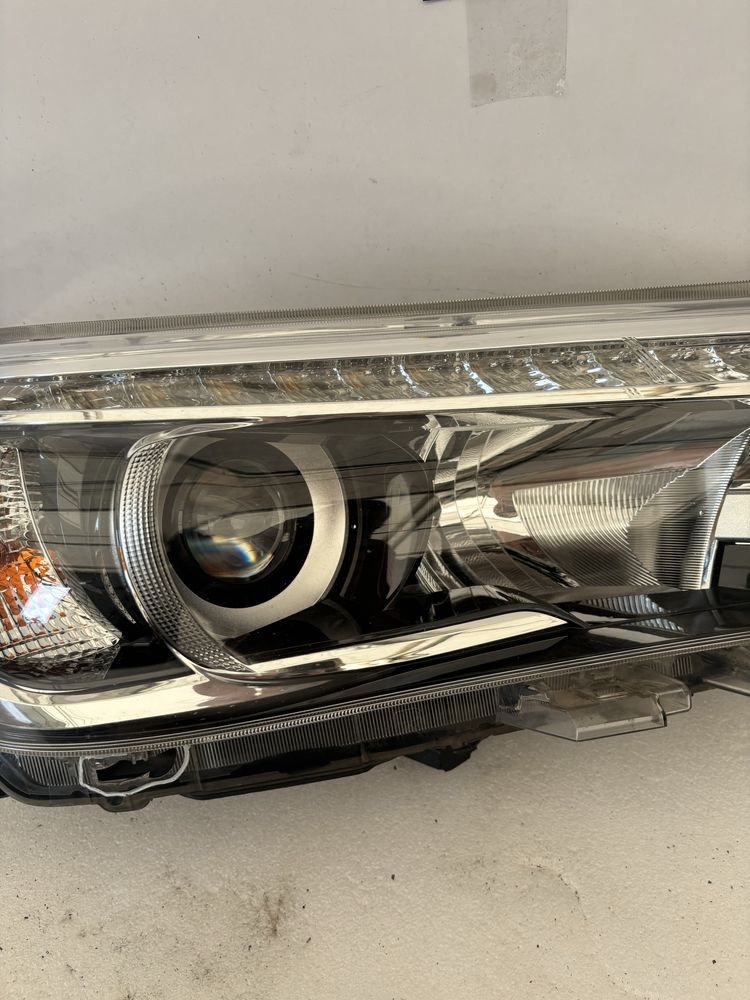 Toyota Hilux VIII 8 lampa prawy przód prawa przednia LED