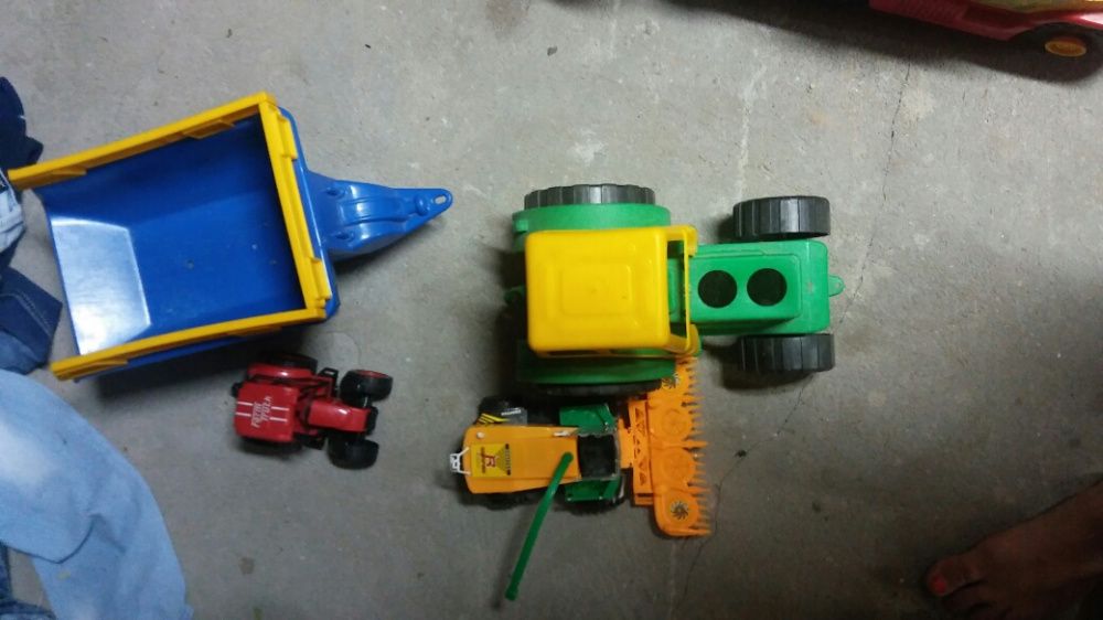 Duży traktor z przyczepą plus mały traktor i kombajn do kukurydzy