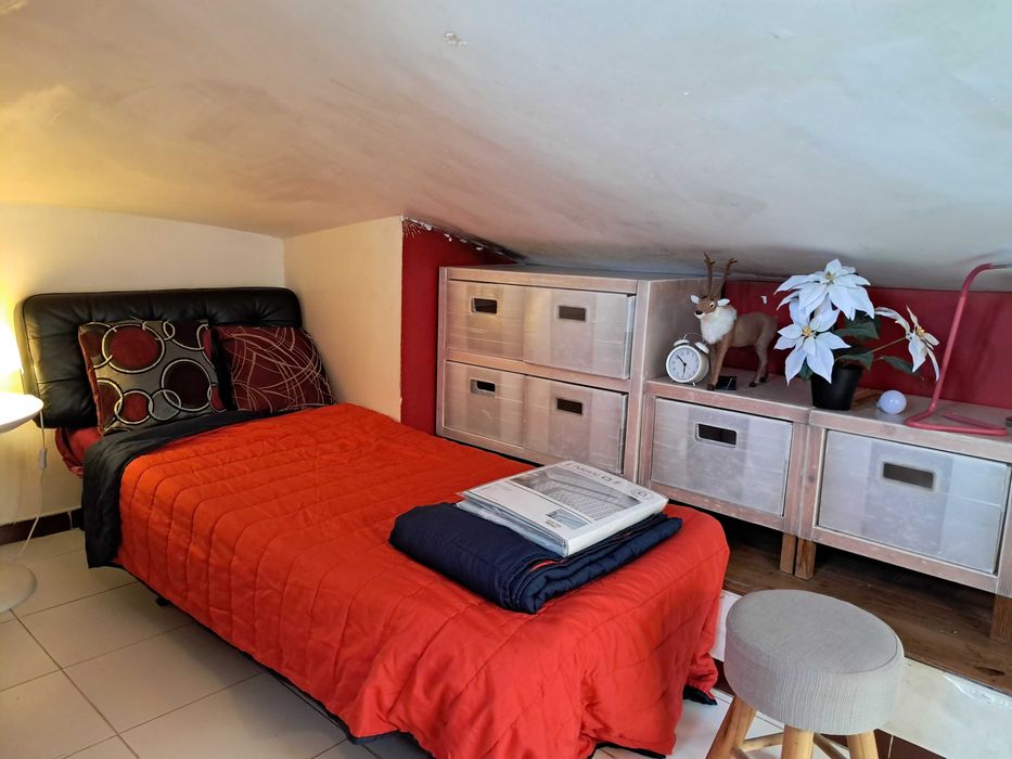 Sotão privado. Central, MetroCHIADO. Está DISPONÍVEL. Ler texto.