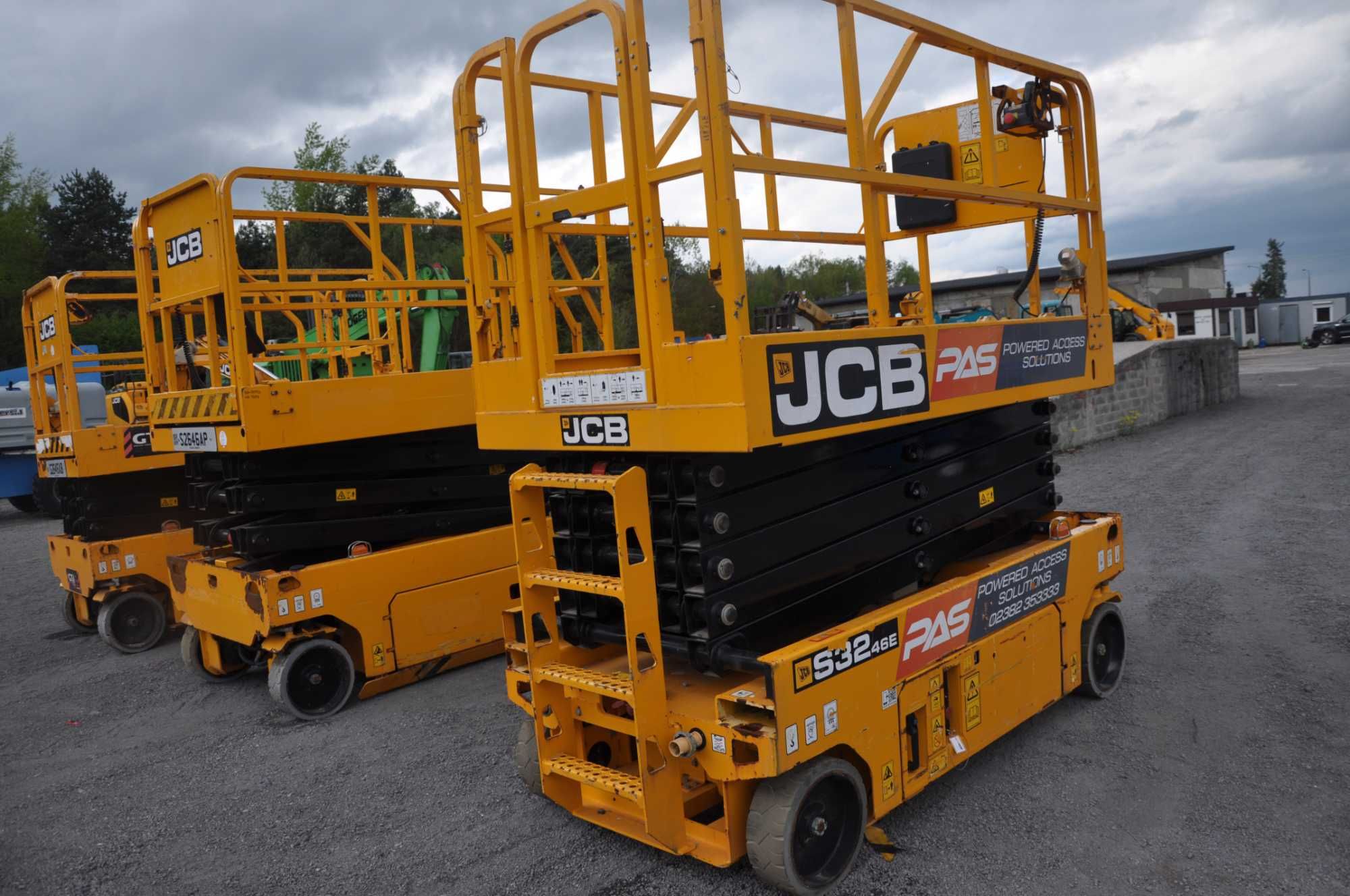 Podnosnik podest ruchomy kompaktowy zwyżka jcb 3246 E Genie JLG 12m