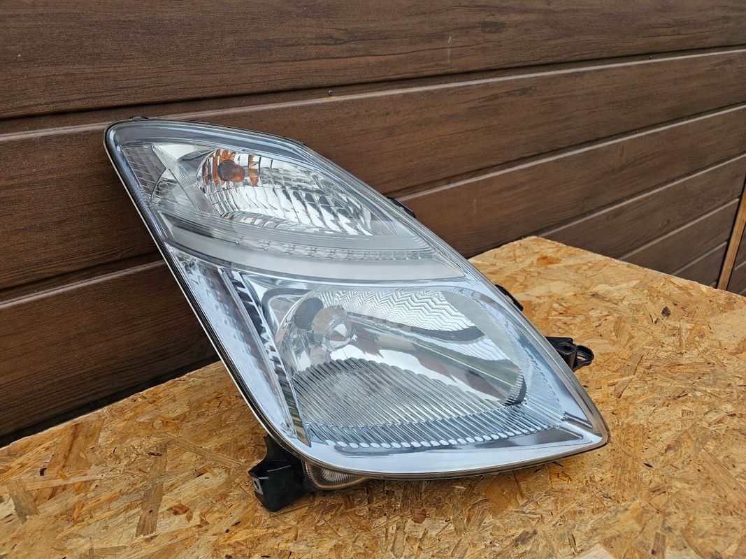 Toyota Prius Xw20/03-09 lampa Lampa prawa prawy przód przednia europa