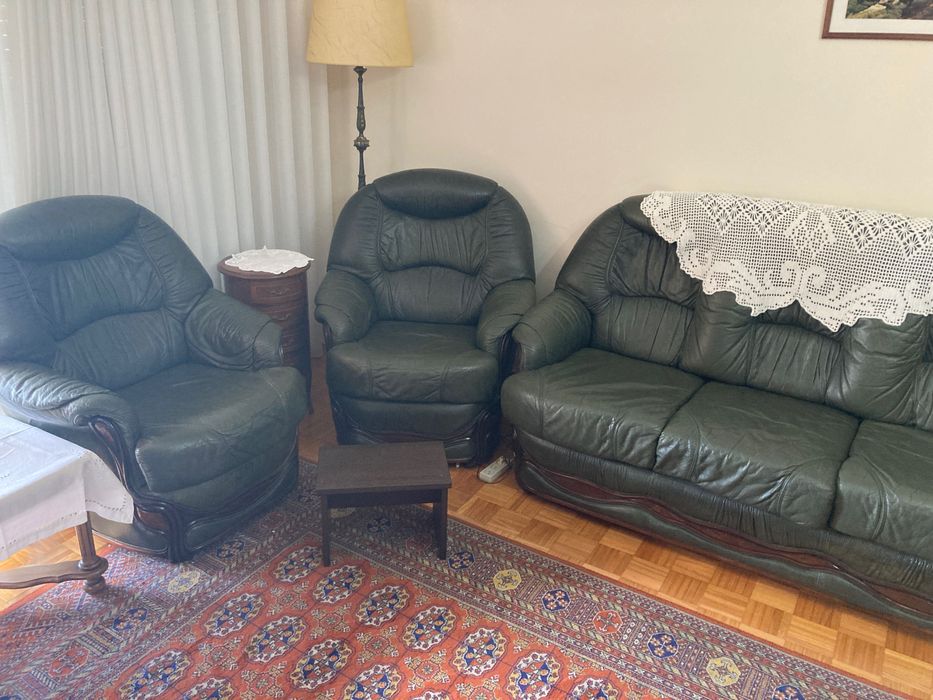 Conjunto de sofá-cama e cadeirões