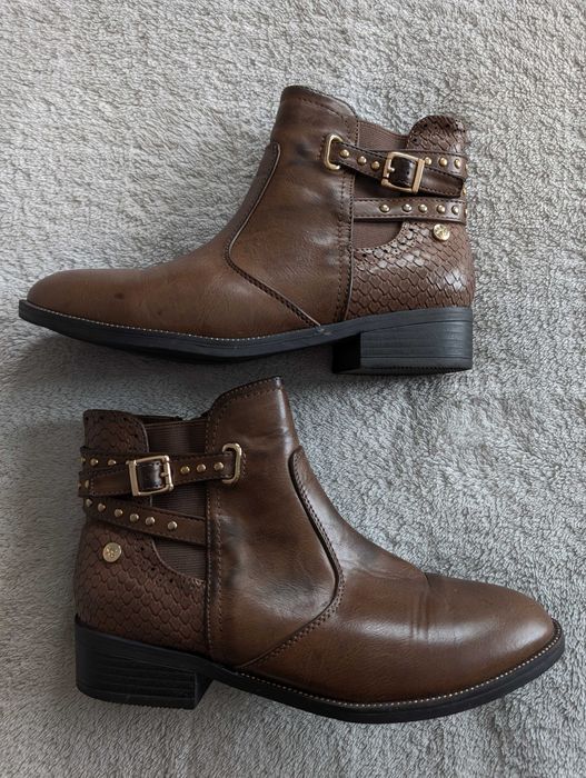 Brązowe eleganckie buty botki kozaki jak skóra węża ćwieki XTI  39