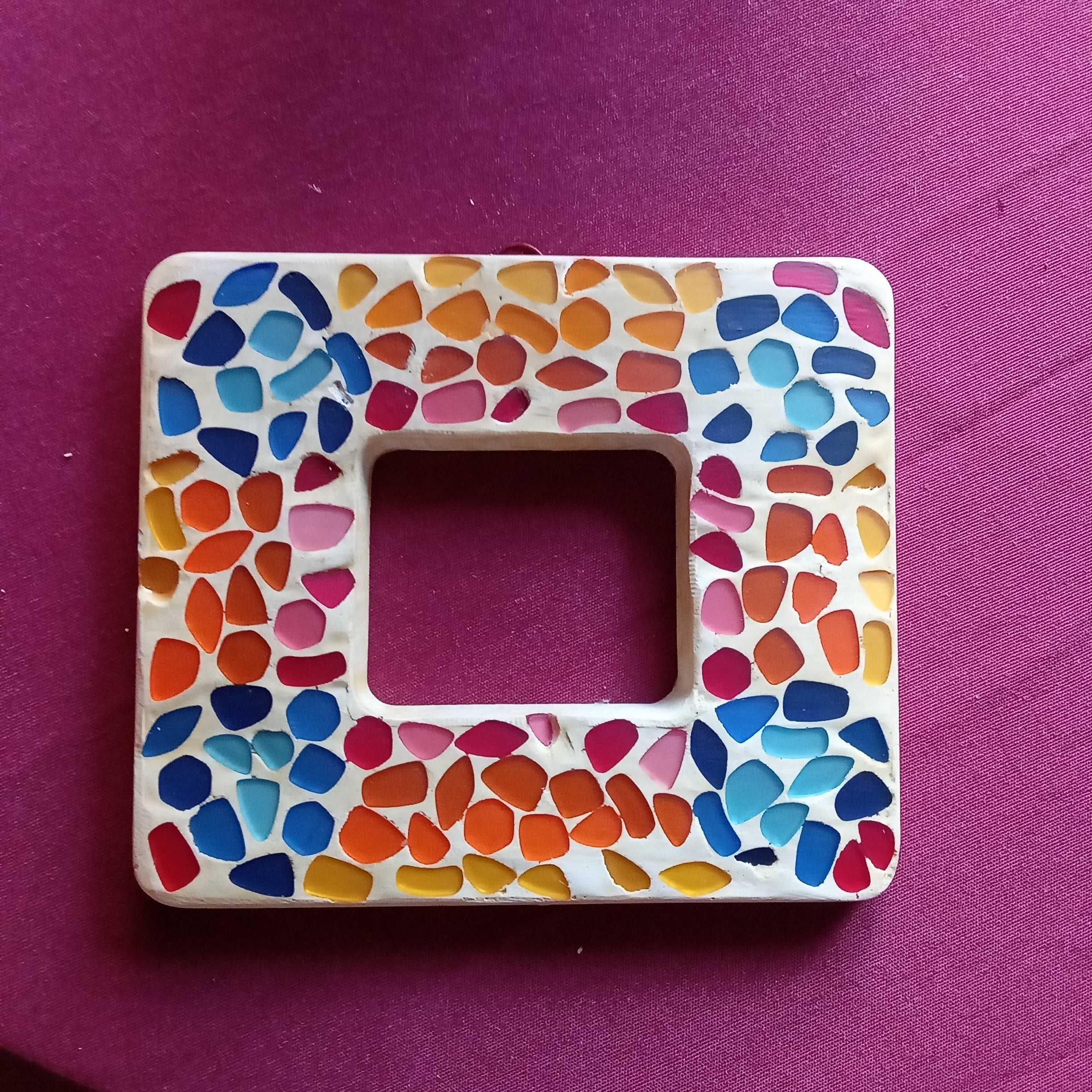 Moldura s/ espelho,  com 42x28 cm e 1 moldura: 1 pequena incrustações