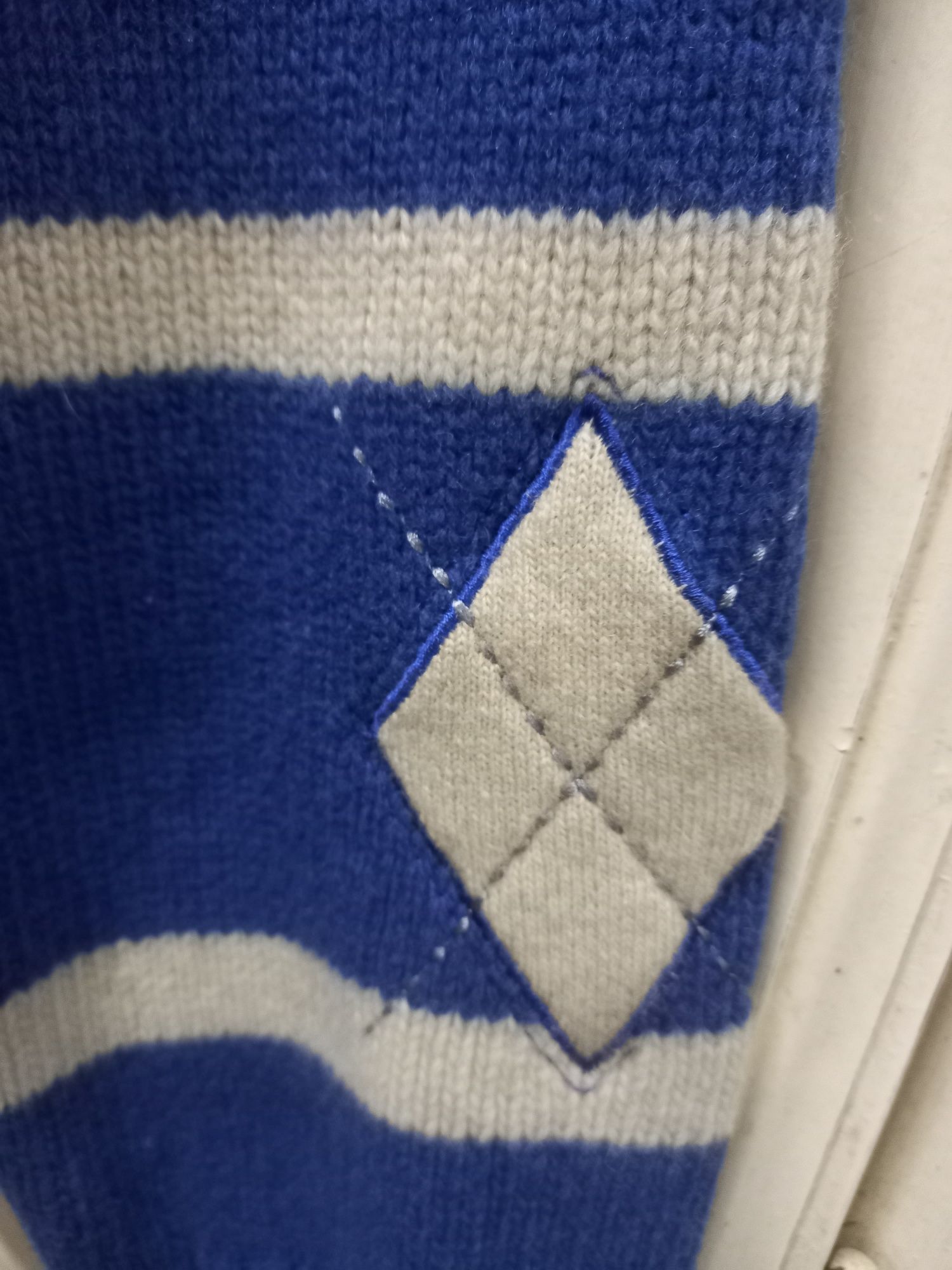 Camisola azul e branca da marca Haga