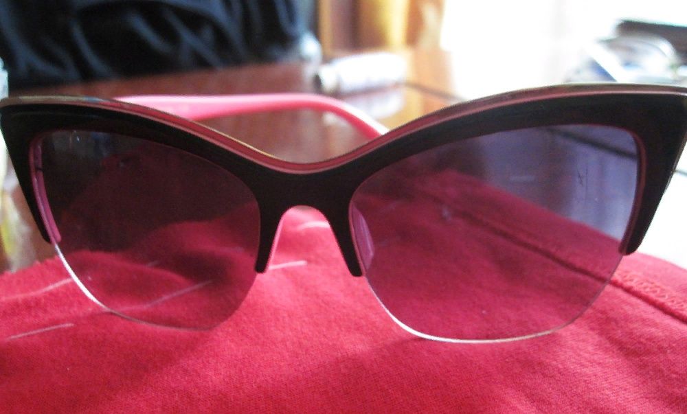 Продаются очки солнцезащитные с розовым кантиком