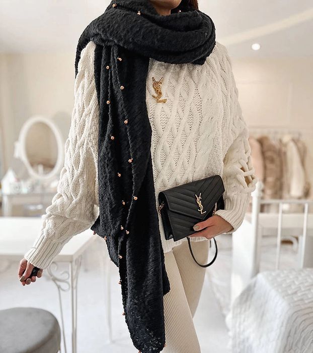 Czarny szal z koralikami Yvonne