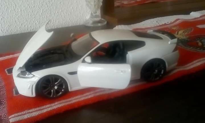 Vendo Jaguar XKRS BBurago miniatura!!!