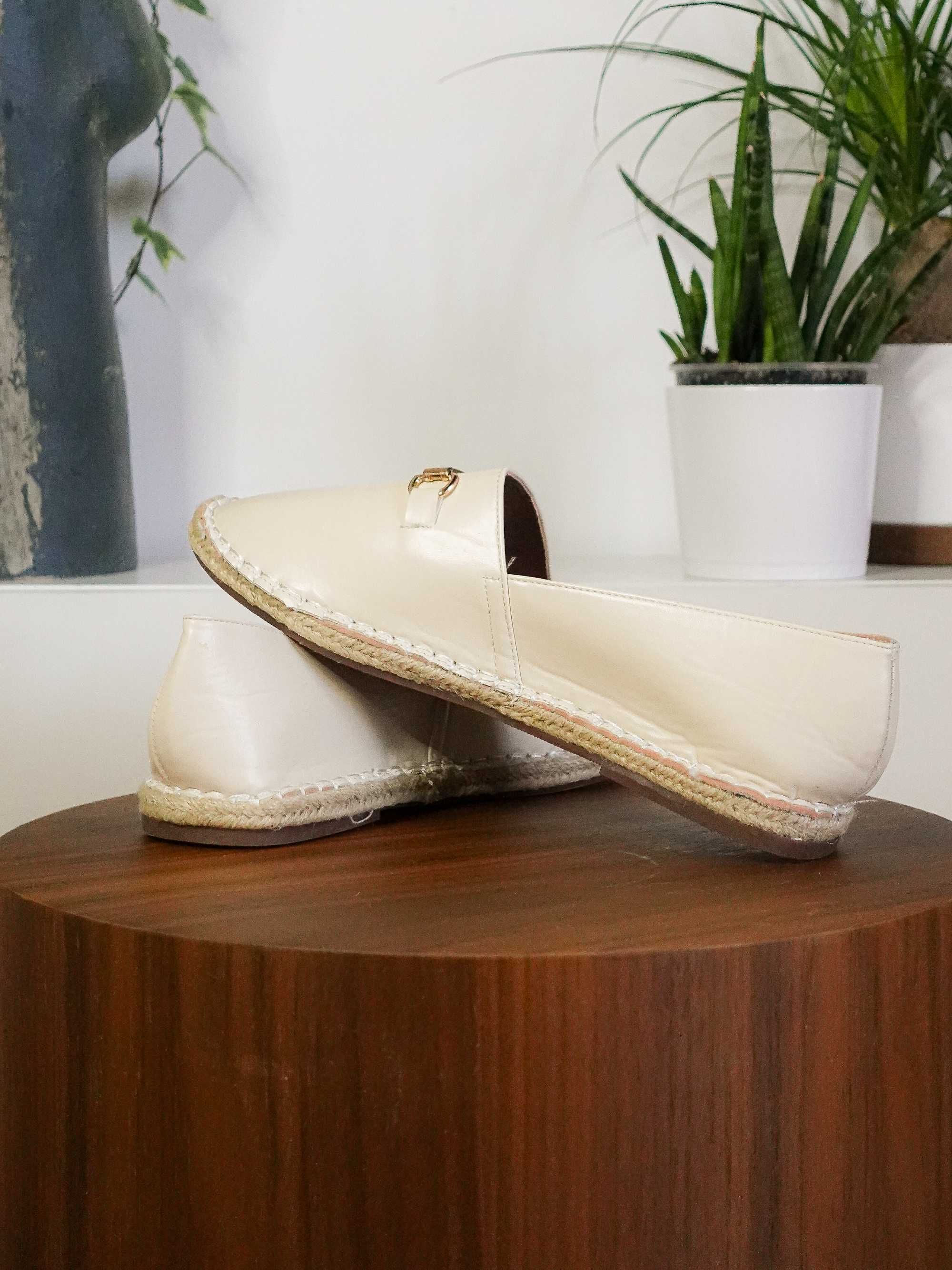 Używane męskie espadryle Truffle Collection, rozmiar 44, kremowe