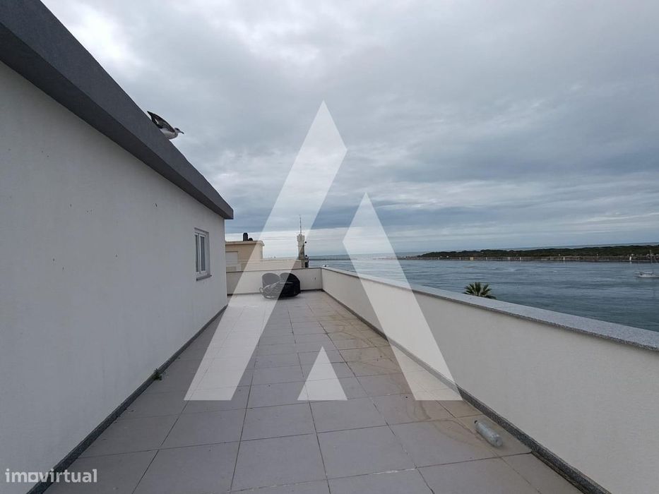 Apartamento T1 com vistas mar e ria, na Praia da Barra