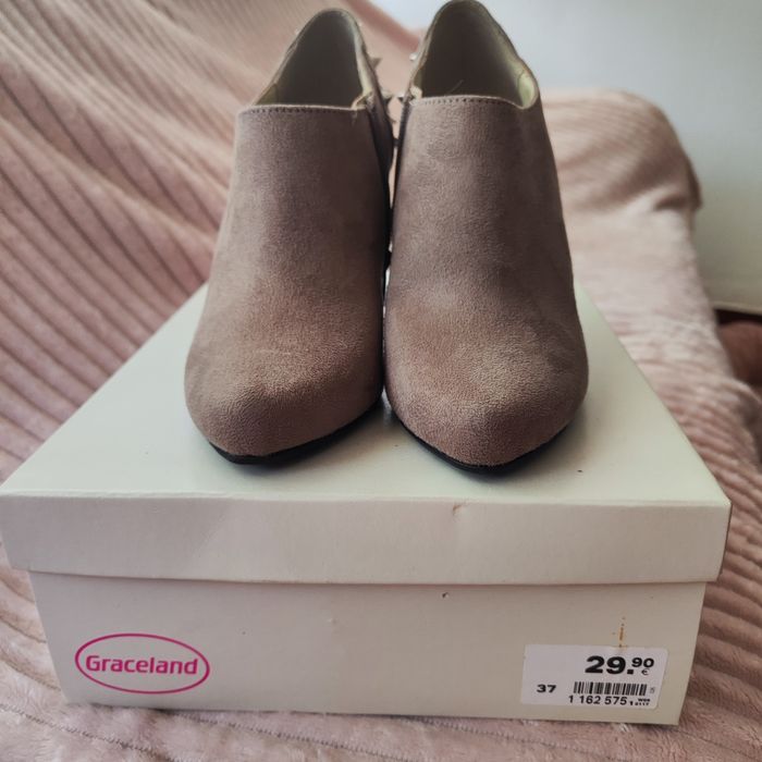 Botins Graceland Taupe 37 com apliques no calcanhar