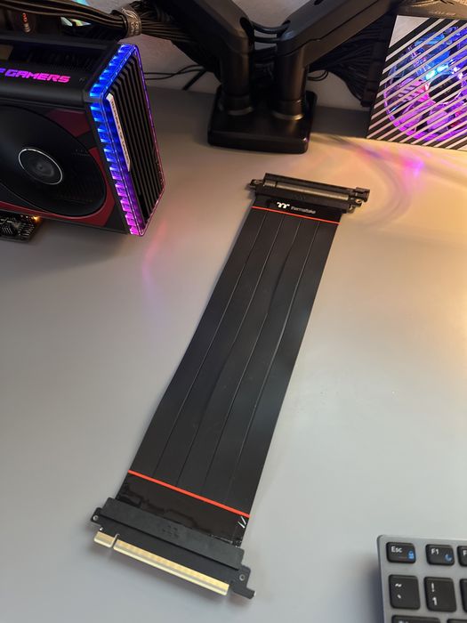 Thermaltake riser TT Premium PCI-E 4.0 x16 300mm
