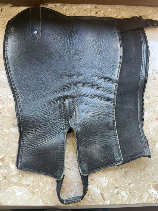 Skórzane  czarne czapsy jeździeckie, rozmiar 35 cm długości / 33 cm
