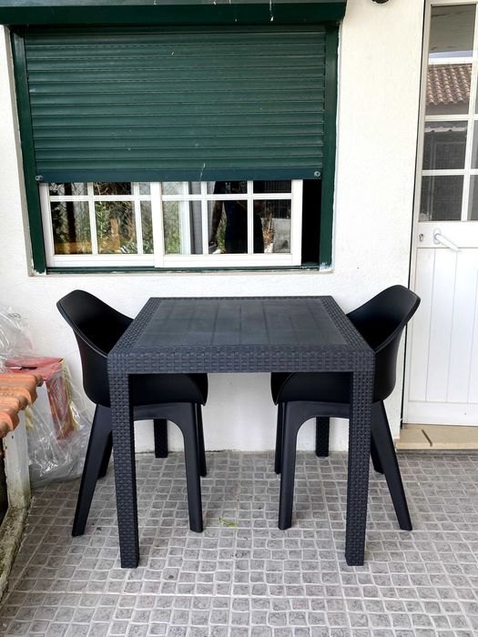 Mesa e cadeiras de jardim