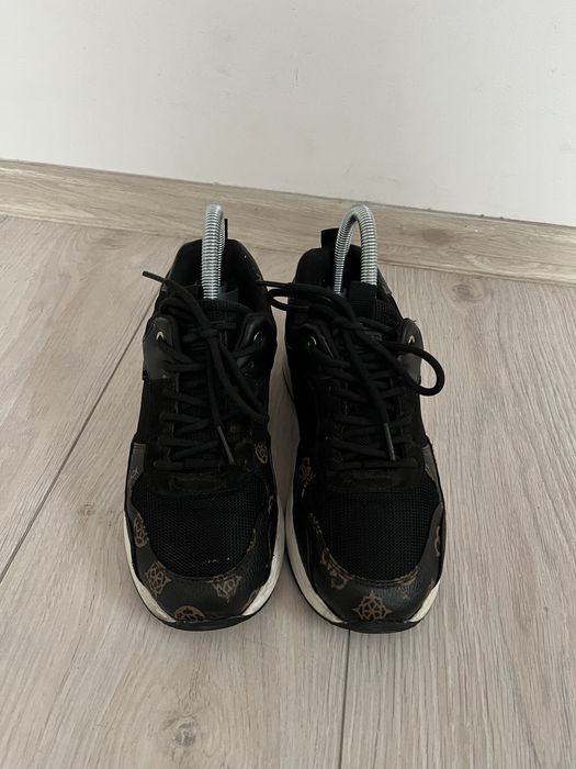 Czarne logowane sneakersy Guess Metz2 Moxea logo rozmiar 37
