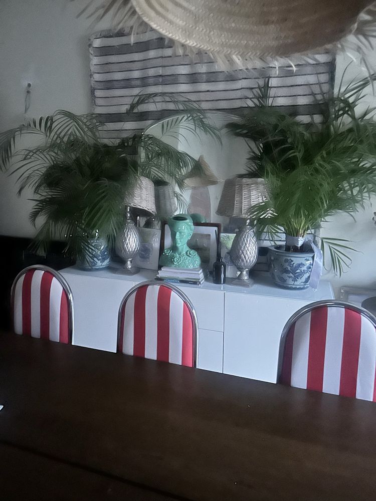 Vende-se cadeiras riscas vermelhas e brancas