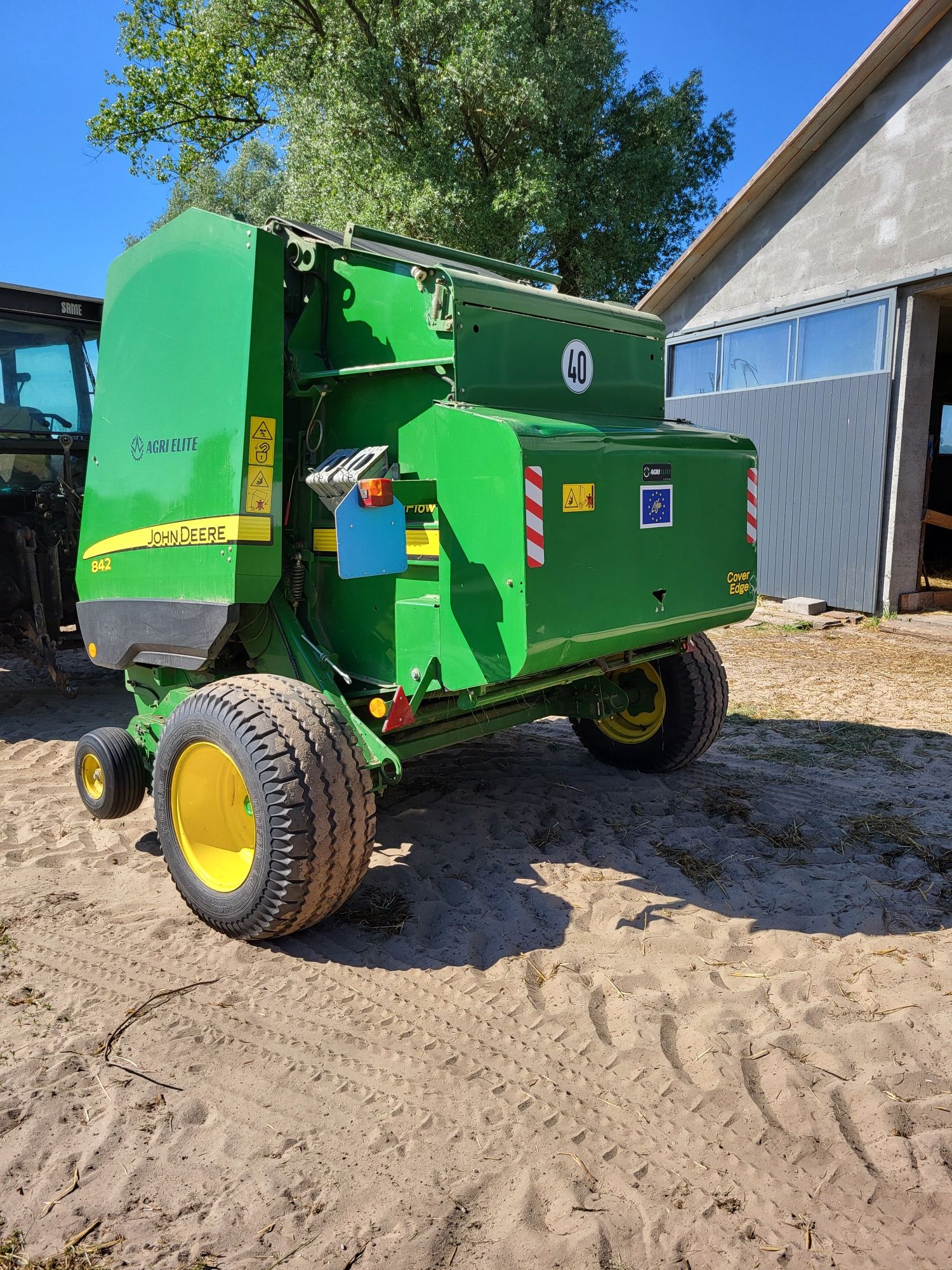 prasę JOHN DEERE 842 pasowa