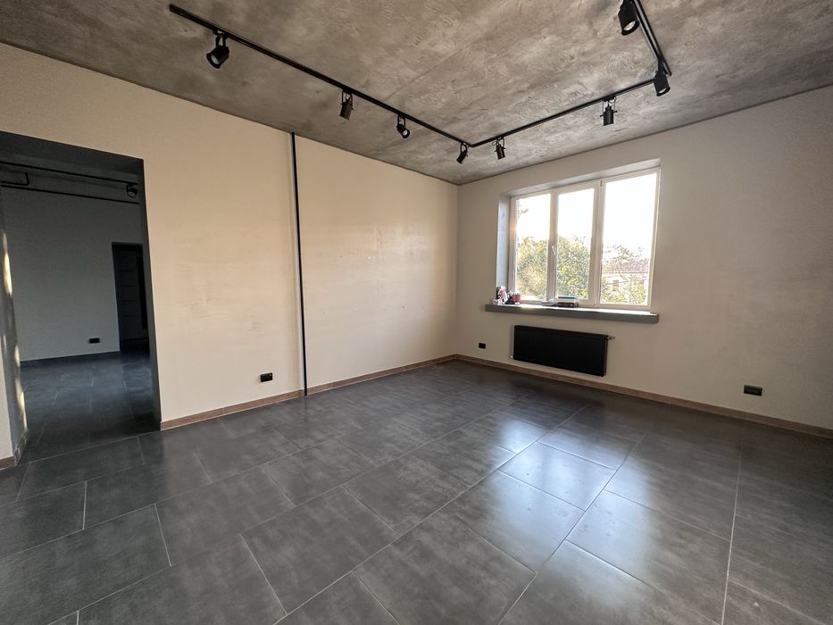 Комерційне приміщення з постійним елекропостачанням