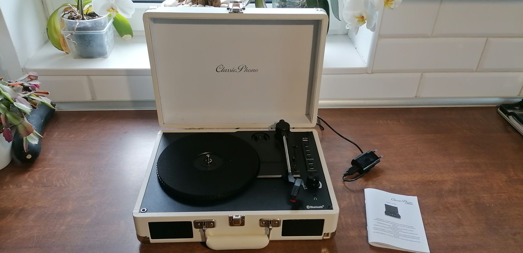 Gramofon w walizce z wbudowanymi głośnikami i Bluetooth