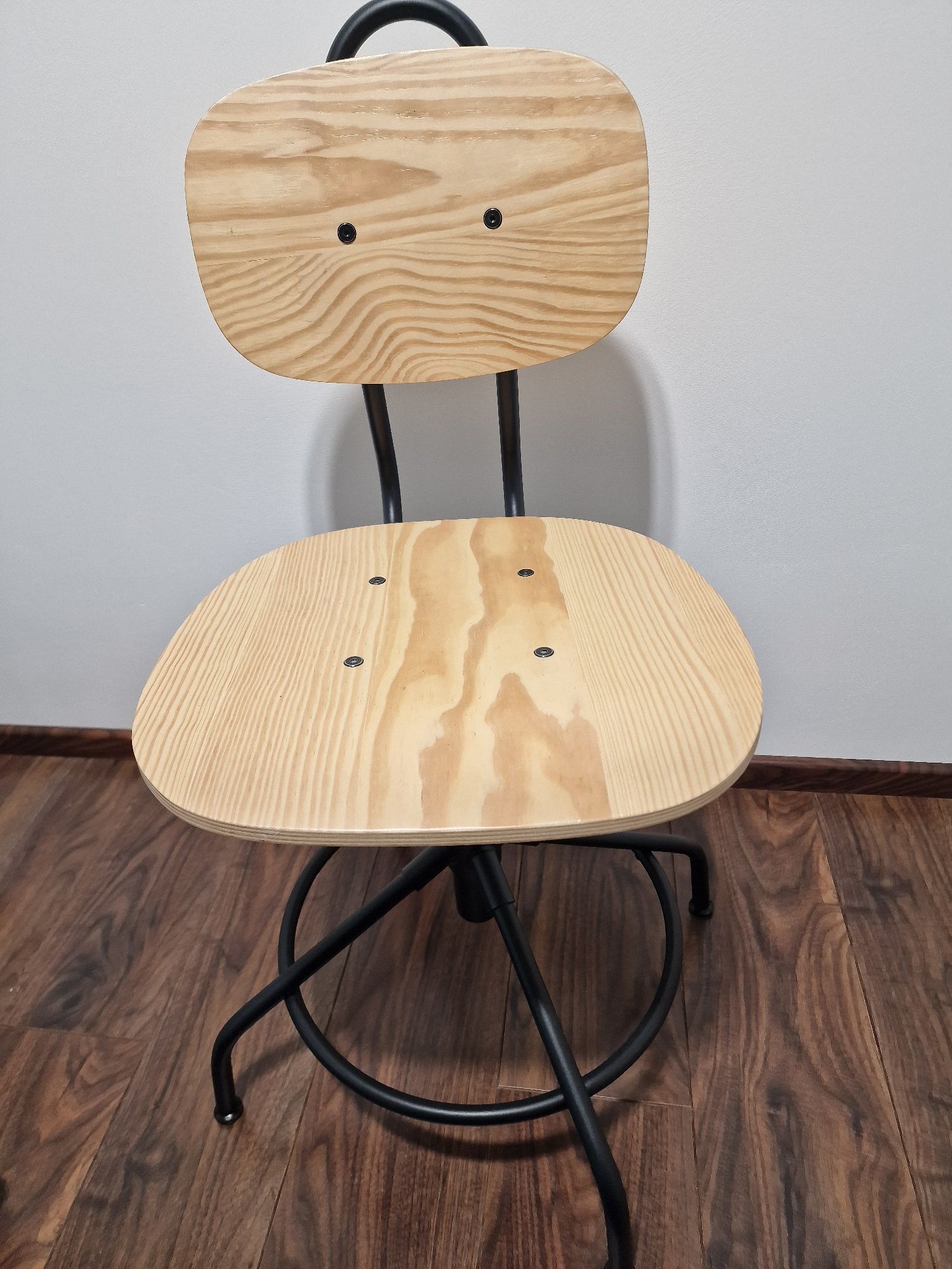 Drewniane obrotowe krzeslo ikea