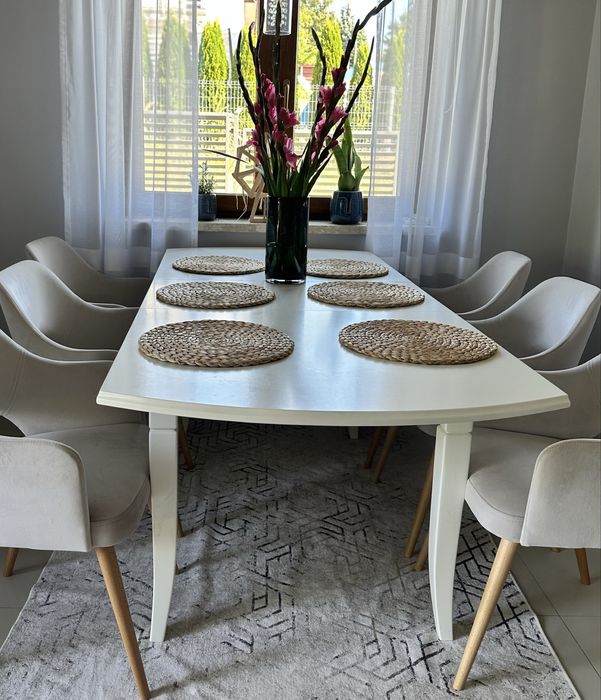 Piekny bialy rozkladany stol do jadalni.