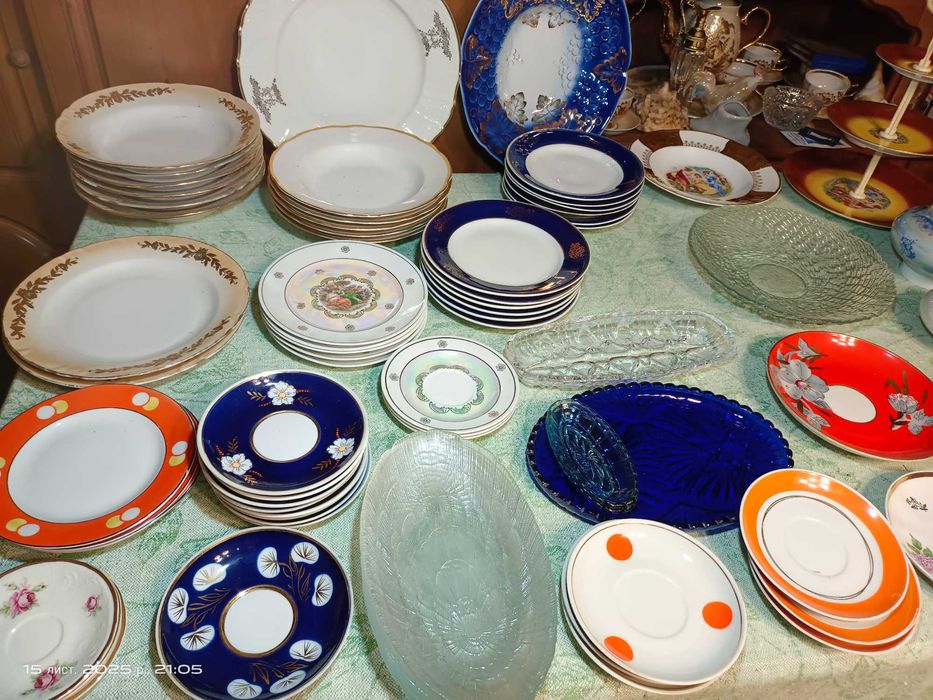 Тарелки, блюда , блюдца сервизов .